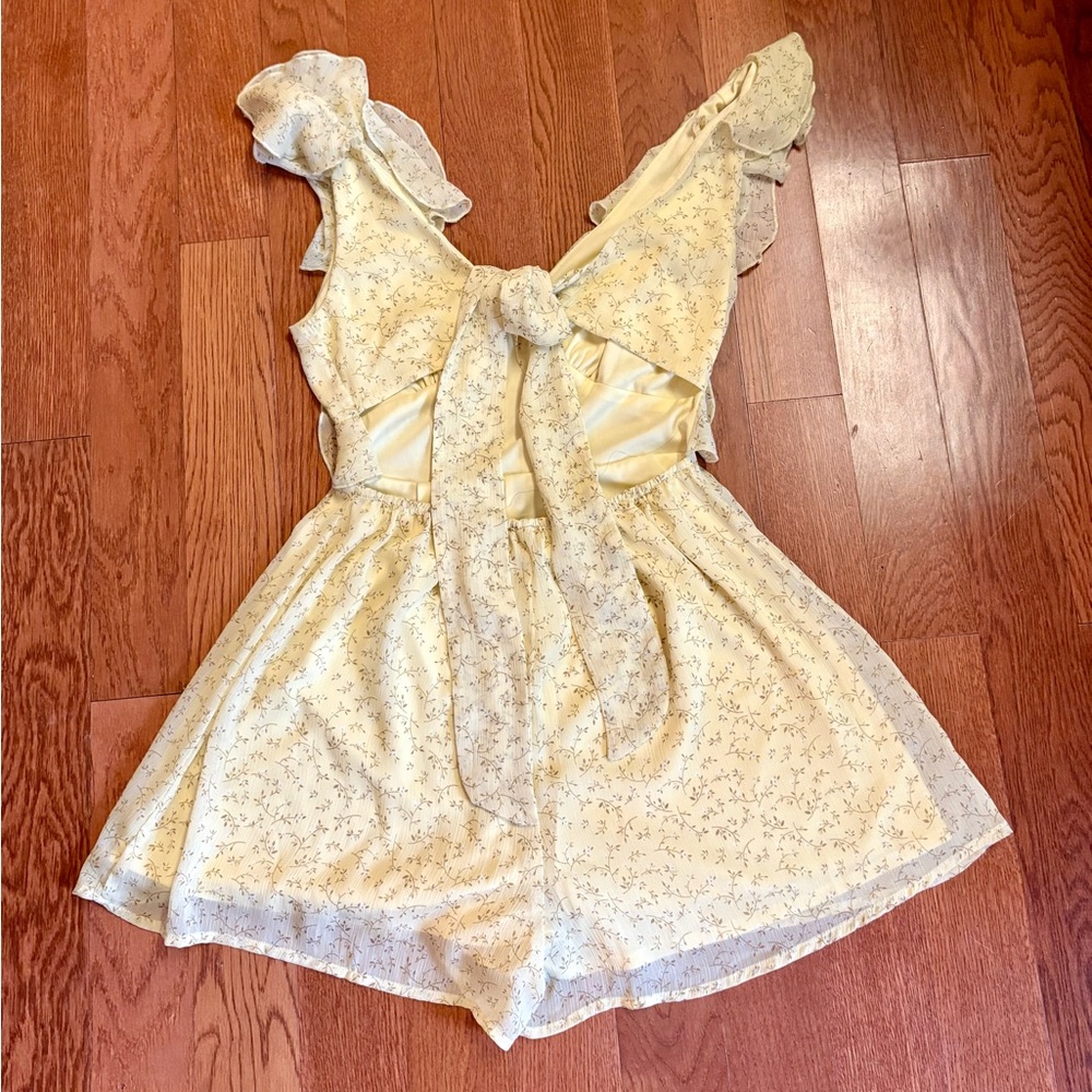 Francesca’s Kadence Yellow Flutter Sleeve Romper.  Size XS - Picture 7 of 11